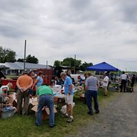 picture of the midway at a recent hamfest, featuring plenty of attendees